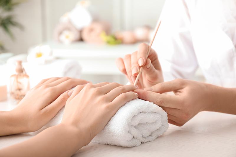 Close up de mains recevant une manucure